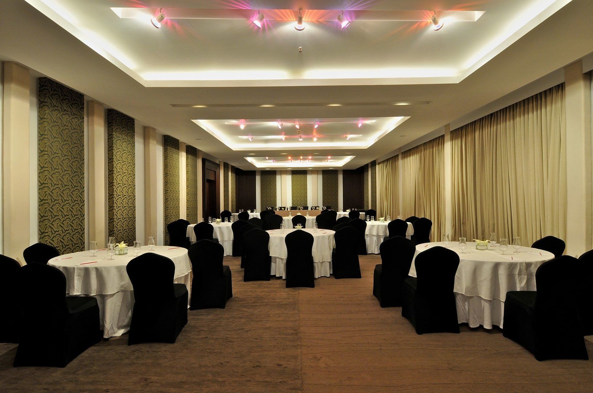Vivanta Bengaluru Residency Road Restoran fotoğraf