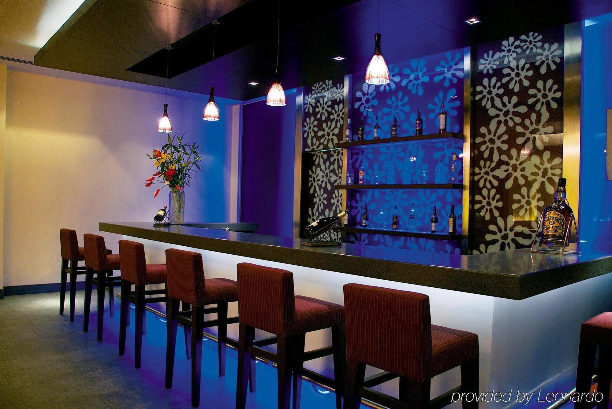 Vivanta Bengaluru Residency Road Restoran fotoğraf